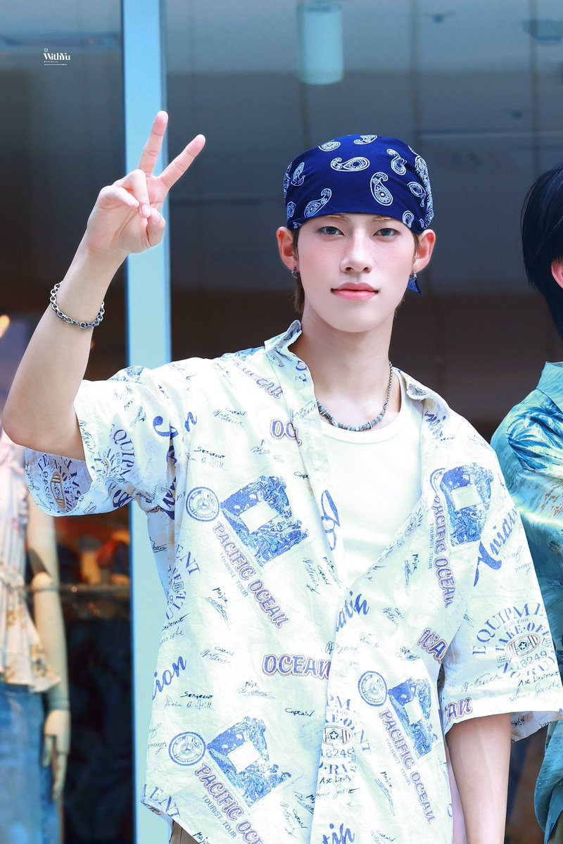 WithYu_0506's tweet photo. 260802 코엑스  버스킹
누에라 4집 .exe 많관부💕

#NouerA_exe 
#NouerA #유섭 #Yuseop #누에라
@nouera_official https://t.co/BqOkMVGZrp