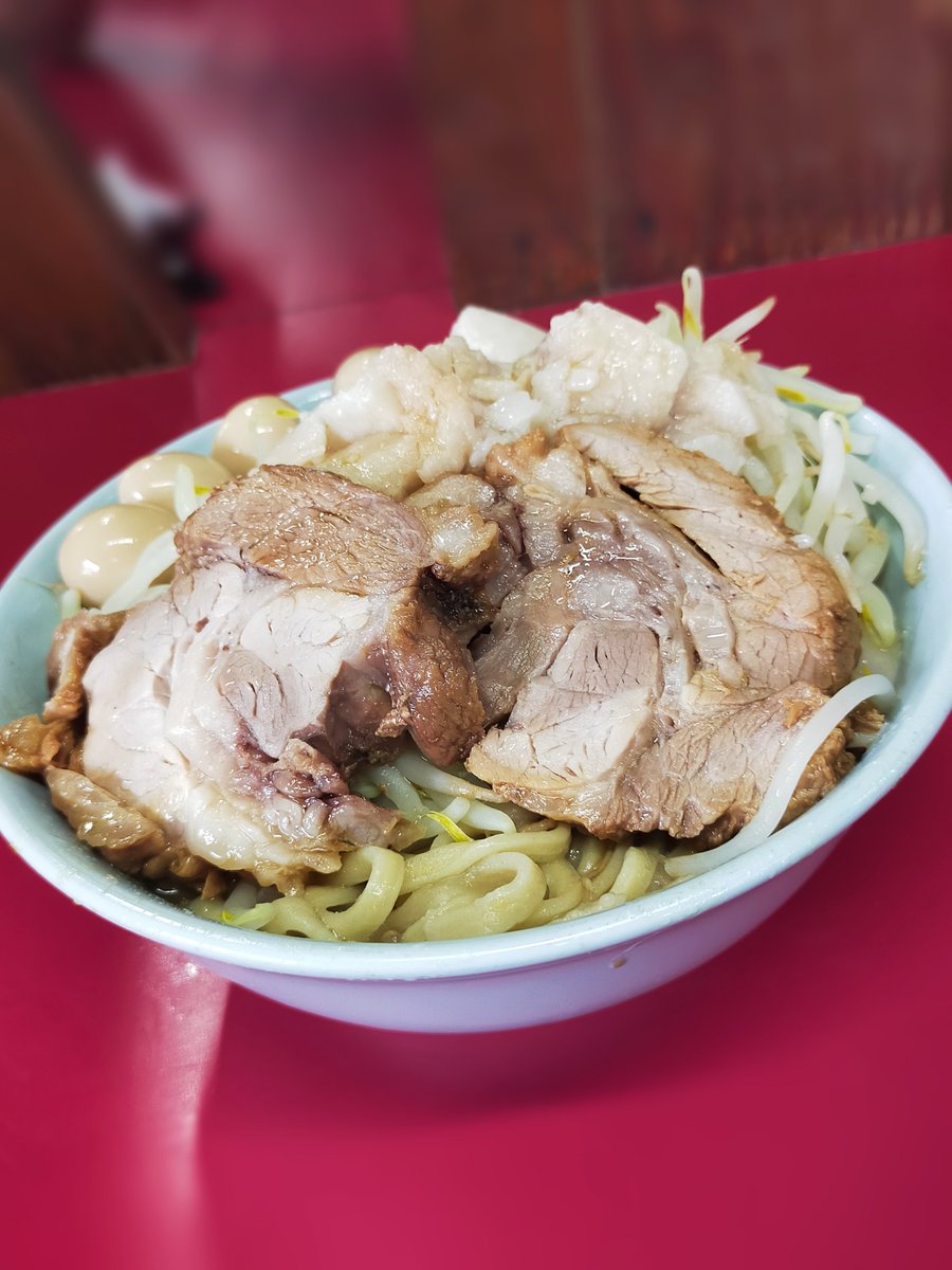 matukaze001's tweet photo. ラーメン二郎新潟店
ﾗ-ﾒﾝ小半分 ｳｽﾞﾗ ﾔｻｲ ｱﾌﾞﾗ

久しぶりの新潟二郎♪

相変わらずの
神豚様が美味すぎる！🐖

久しぶりなので以前と変わったのか、ずいぶんマイルドで優しい味わい。塩味より素材の旨味が感じられる秀逸な一杯✨

めっちゃ美味かった♪
大満足でゴチです！☺️ https://t.co/tHURkx5PHI