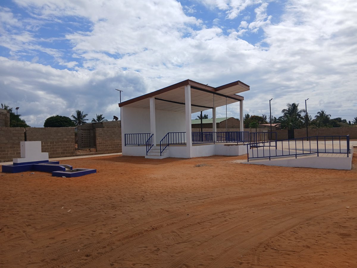 ALPSResilience's tweet photo. 🏗️ Work advancing in Pemba! 

At the Muxara Public Space, the pavilion and solar lighting are already up; the stands and sports field are taking shape. A project by Alps Resilience with the support of @IOM. 

#AlpsResilience #IOM #Pemba #Mozambique https://t.co/pF6sHiADoT