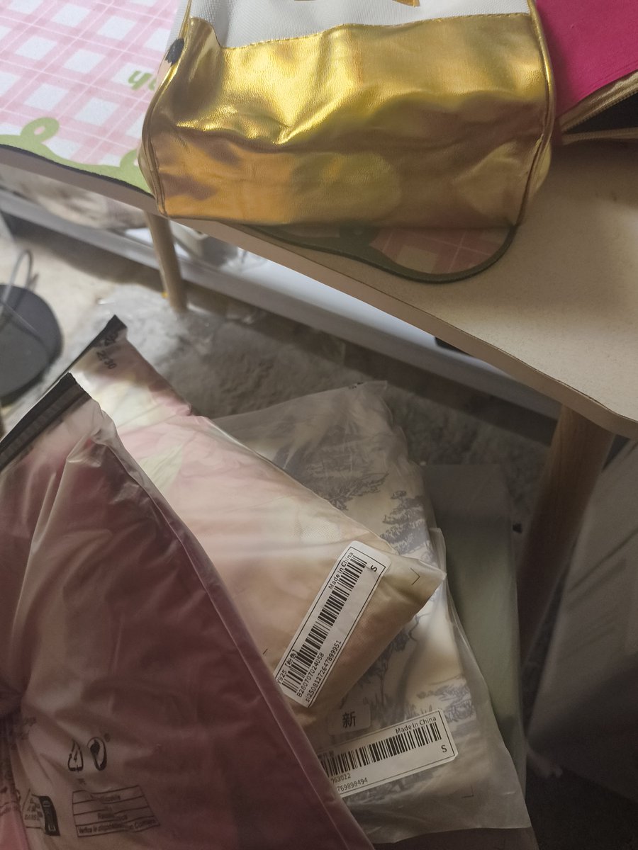 EmouraPheng's tweet photo. Thankyou do support live tiktok I . Hasil korang support I dpt beli baju tido sexy hihi . 🤪 https://t.co/UQjsnHz076