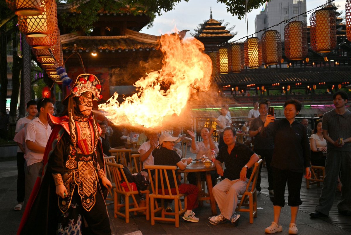 XisMoments's tweet photo. Summer nights come alive in Xuan'en county, #Hubei province, with riverside walks, bamboo raft rides and dazzling light shows.
#AcrossChina #ChinaBound https://t.co/wLyttP2zXz