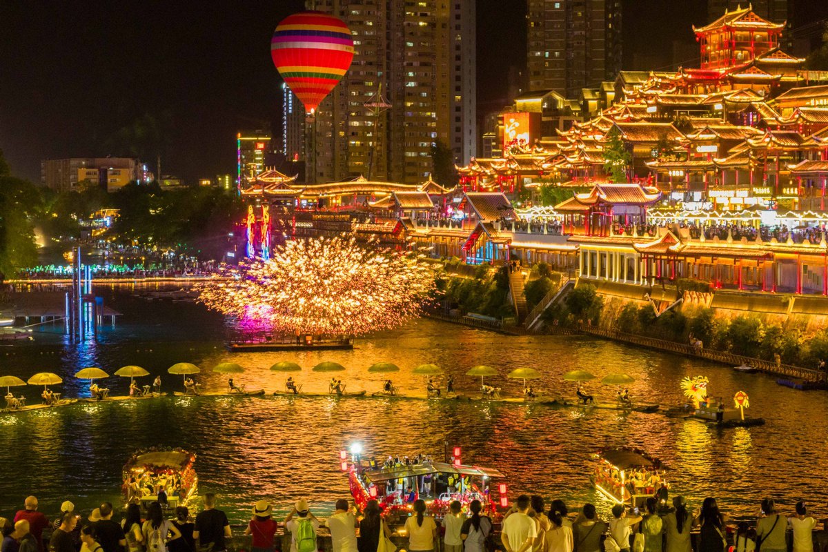 XisMoments's tweet photo. Summer nights come alive in Xuan'en county, #Hubei province, with riverside walks, bamboo raft rides and dazzling light shows.
#AcrossChina #ChinaBound https://t.co/wLyttP2zXz