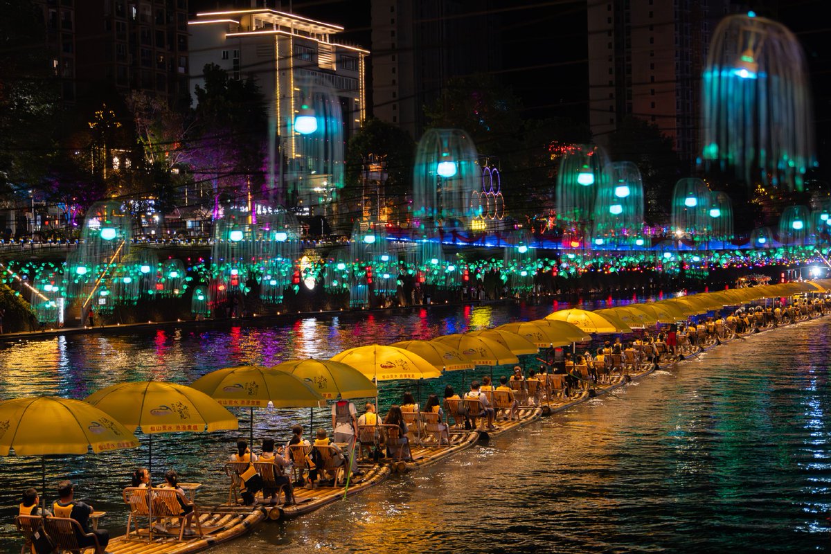 XisMoments's tweet photo. Summer nights come alive in Xuan'en county, #Hubei province, with riverside walks, bamboo raft rides and dazzling light shows.
#AcrossChina #ChinaBound https://t.co/wLyttP2zXz