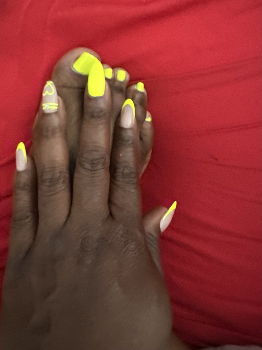 TWebber0212's tweet photo. Cute toes. Small feet. A little temptation. 👣💕🫦 https://t.co/NMePucOlj8