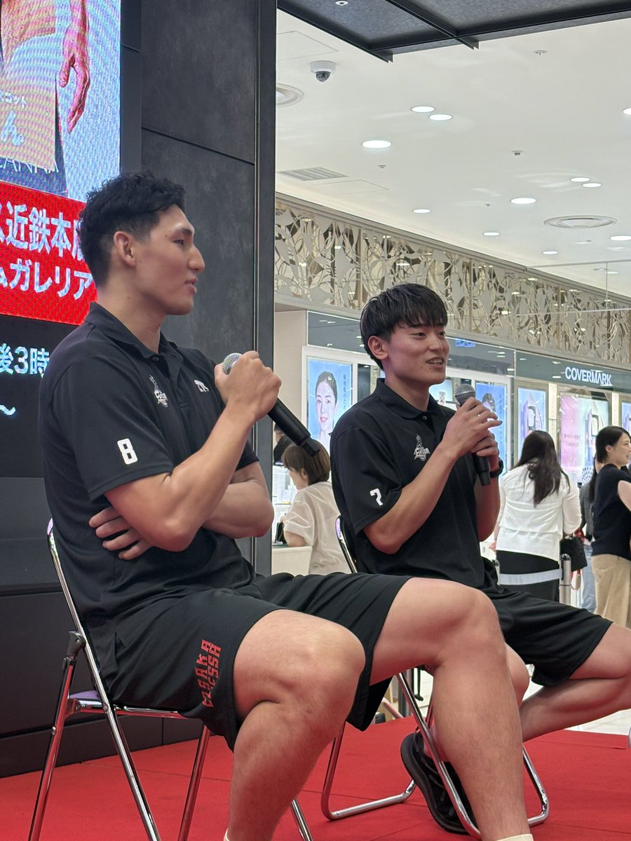 wataru12100's tweet photo. 家族で大好きな久々の大阪エヴェッサイベント🏀
ウチの妻と次男大好きな高橋選手に会えて喜んでたけど、まさかのHINAちゃん登場に最高でした。可愛すぎ可愛すぎたー！
来シーズンも楽しみ😊
#大阪エヴェッサ
#大阪エヴェッサBT
#BT_HINA
#あべのこども博覧会
#家族でヴェッサー https://t.co/1bqMss9kff