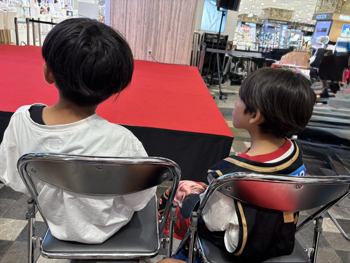 wataru12100's tweet photo. 家族で大好きな久々の大阪エヴェッサイベント🏀
ウチの妻と次男大好きな高橋選手に会えて喜んでたけど、まさかのHINAちゃん登場に最高でした。可愛すぎ可愛すぎたー！
来シーズンも楽しみ😊
#大阪エヴェッサ
#大阪エヴェッサBT
#BT_HINA
#あべのこども博覧会
#家族でヴェッサー https://t.co/1bqMss9kff