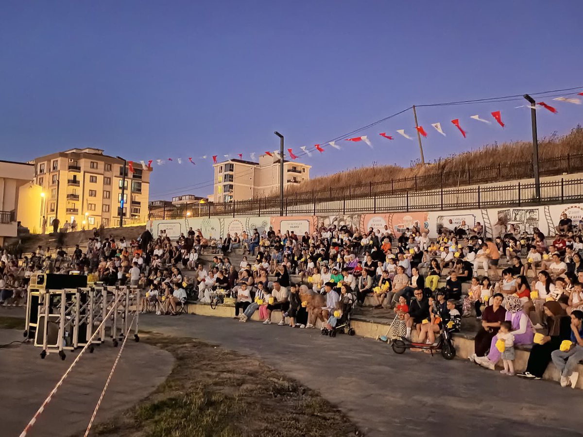 SilivriBel's tweet photo. Silivri Millet Bahçesi’nde düzenlediğimiz Açık Hava Sinema Geceleri’nde, Adile Naşit ve Kral Şakir: Korsanlar Diyarı filmleriyle vatandaşlarımızı yaz akşamlarında sinema keyfiyle buluşturduk.

Çocuklarımızın neşesi, ailelerimizin yoğun ilgisi ve açık havada sinema atmosferiyle Millet Bahçemiz yine dolu dolu anlara ev sahipliği yaptı.

Kültür ve sanat etkinliklerimizle her yaştan hemşehrimizi bir araya getirmeye, yaz akşamlarını keyifli etkinliklerle renklendirmeye devam ediyoruz.