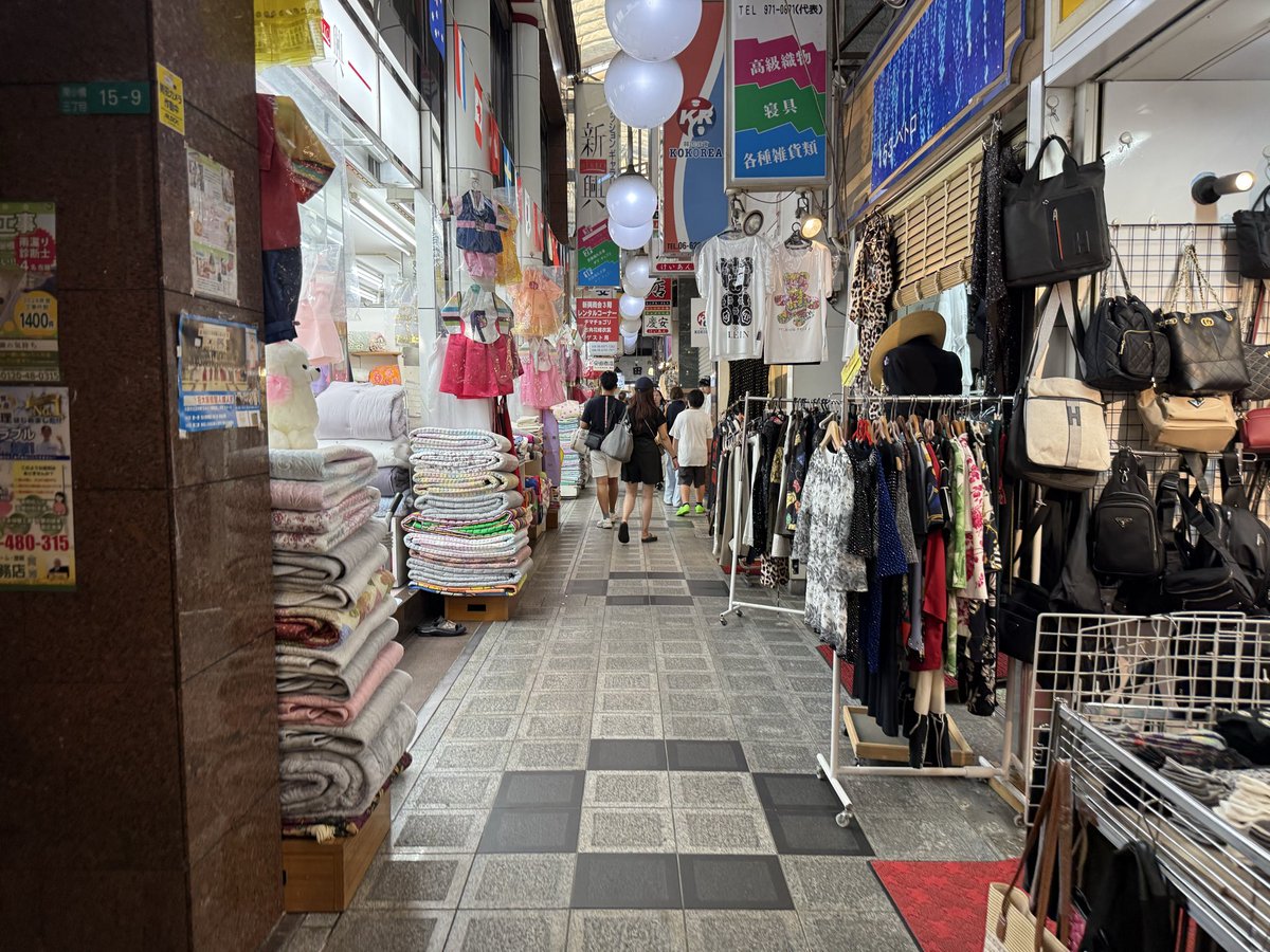 atsu_tti's tweet photo. ぷらっと
鶴橋商店街界隈

駅改札を出て奥に行けば

言葉も看板も
日本語と韓国語が混在する
下町のディープな世界に

韓国人アイドルの看板も
よく目につきました https://t.co/7bm33VIK4b