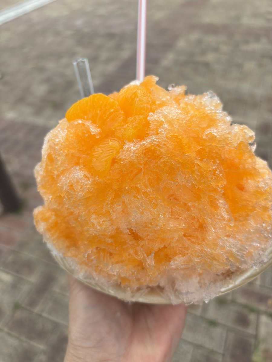aco_ichigo's tweet photo. あんスタのイベ
今朝とりあえずみかくん1枚ゲットしたのでひと休み
娘を連れちょいお出かけ🚗³₃
暑い日のお出かけはかき氷🍧
みかん🍊美味しかった(,,•﹏•,,)
だがその後土砂降りなりました笑 https://t.co/S5PPWgBEVq