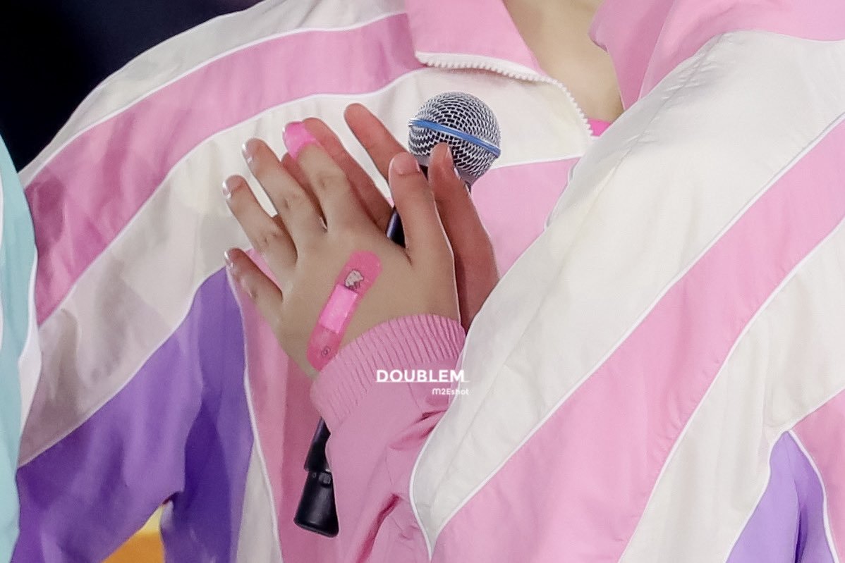 bubblesthanks's tweet photo. สิ่งนี้น่ารักมากจัง มือจิ๋ว ๆ กับพลาสเตอร์สีชมพูลายคิตตี้ 🥺🤲🏻💖

#waavetnp https://t.co/Jl0FRjUg20