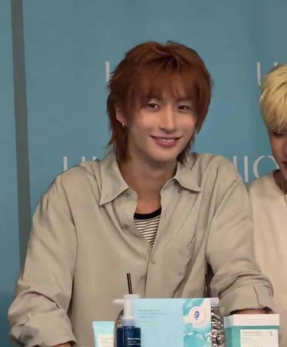tonifuls's tweet photo. smirking into the camera because he knows only he can make sohee all flustered like that https://t.co/6o3mQrlXAN
