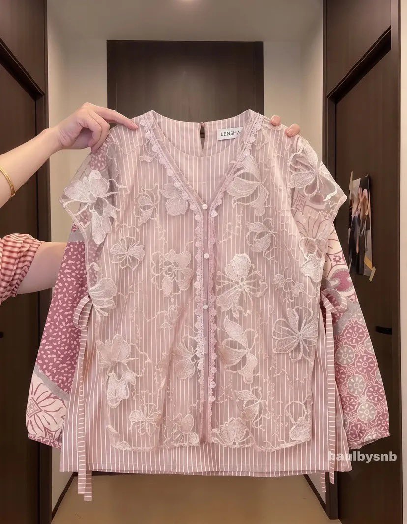 nadaa02e's tweet photo. MAAF NORAKK 😭 AKHIRNYA NEMU TOKO BATIK YANG MODELNYA GEN Z ABIS 🫰🏻
Koleksi batik yang gak pasaran plus ukurannya lengkap banget dari S-XXXL 🤍Cocok banget buat kerja, kuliah atau seragam event resmi, jadi tetap stylish ✨￼ https://t.co/S30cBxWhIr