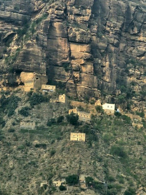 Aee193's tweet photo. حيد الأسود، التابع لقرية المعين بمديرية المقاطرة في لحج، شاهدٌ على صمود الإنسان أمام الطبيعة. 💚

رغم تساقط الصخور ووعورة المكان، شيّد الأهالي منازل راقية بأسلوبٍ مميز بين كهوف الجبال، في قصةٍ تجسد الإرادة والشجاعة. ⛰️

#لحج https://t.co/mC8coKN8eA