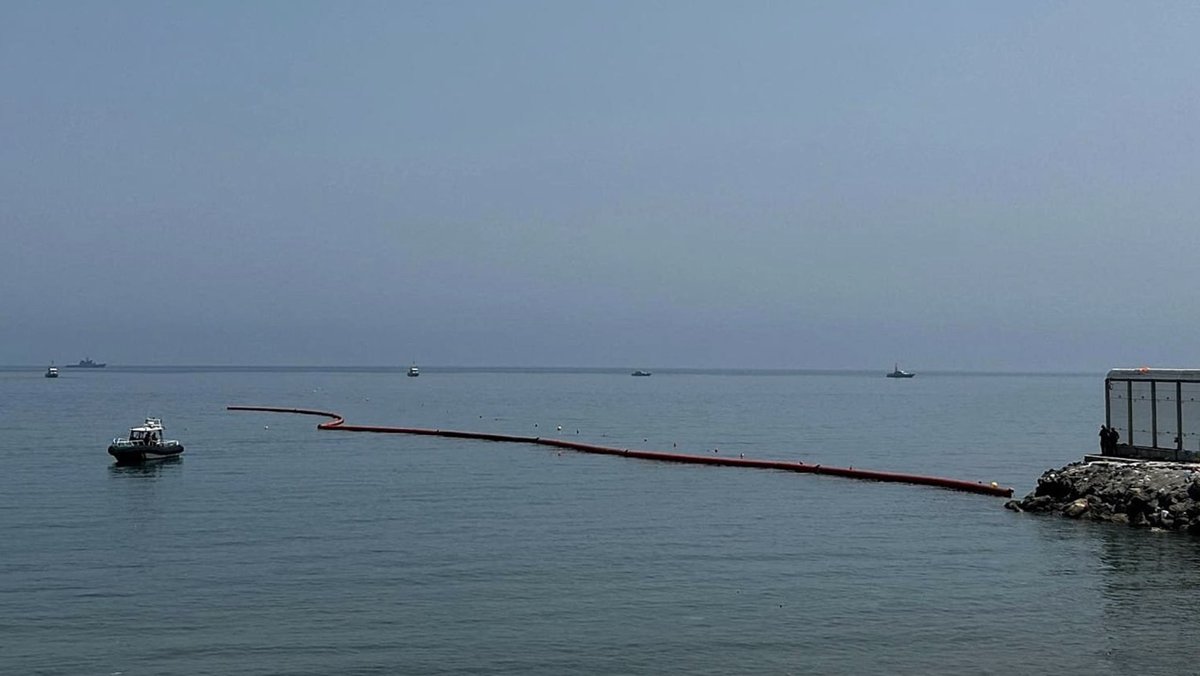 Cocodrilodos's tweet photo. Frontera flotante instalada. Ya no hay barcos de Salvamento Marítimo, y la patrullera de la Armada “Vigía” sale rumbo a Cádiz, su puerto base. Cero barcos en la zona.

La frontera flotante tiene por debajo un metro de lona para que no se pueda cruzar buceando 🤷🏻‍♂️, algo absurdo porque se pasa por encima sin ningún problema, incluso sirve de apoyo para descansar agarrado a la misma. 

Eso sí, en La Mareta zona de exclusión marítima de 600000 metros cuadrados, mientras España arde literalmente, Ceuta es invadida, y todos los socios europeos firman una carta letal para este país.

Pero tranquilos, Pedri nos compartió su play list para el verano.