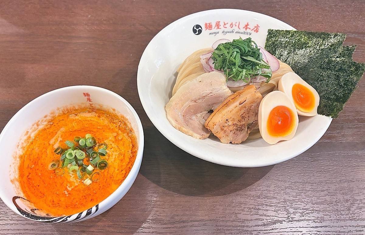 menya_togashi's tweet photo. こんばんは！
本店の駿です🌝

昨日より始まった今月の限定麺、多くのご注文ありがとうございます🙇‍♂️昨年も大人気だった商品がさらにブラッシュアップされた一杯を是非ご賞味くださいませ🌞

本日は21時までの営業となっております！

皆様のご来店、お待ちしております🔥 https://t.co/Ea9QrgEHCv