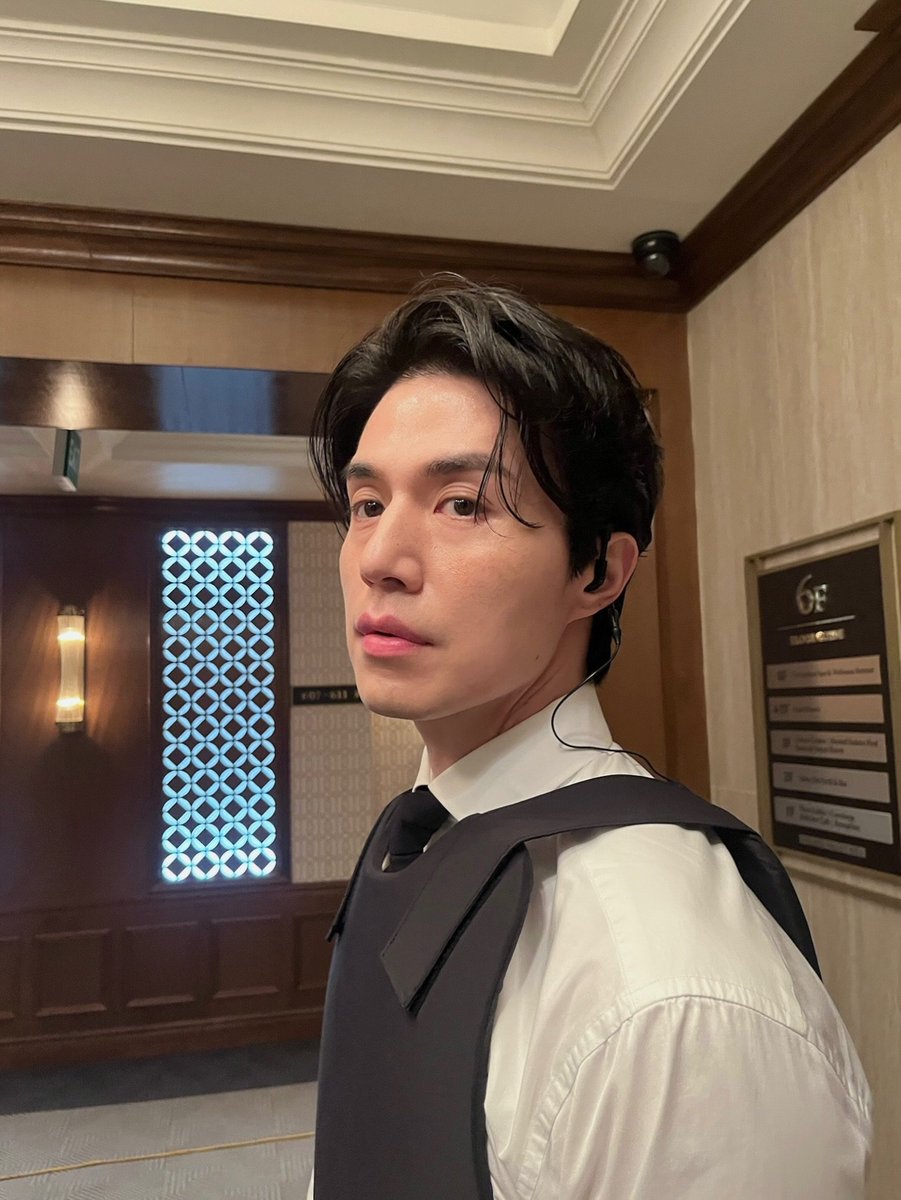 neoheetr0's tweet photo. He's also incredibly handsome in candid photos 🤍

#leedongwook #이동욱 https://t.co/3uHyI8x0qT