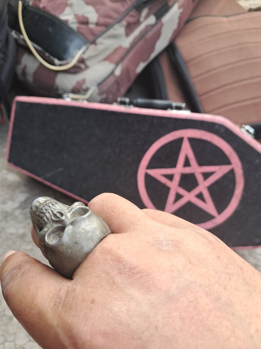b0nnysidharta's tweet photo. My personal tribute untuk Kang Triznoize, dibikinin cincin ini, custom oleh beliau taun 2011/12 lalu, sebagai penghormatan hari ini gw pake manggung bareng Darksovls sama Hellcrust. Selamat jalan ya Kang, Bassist dgn tone dan sound bass paling Gagah se Nusantara... R.I.P 💔💔💔 https://t.co/fDbPeKmgJl