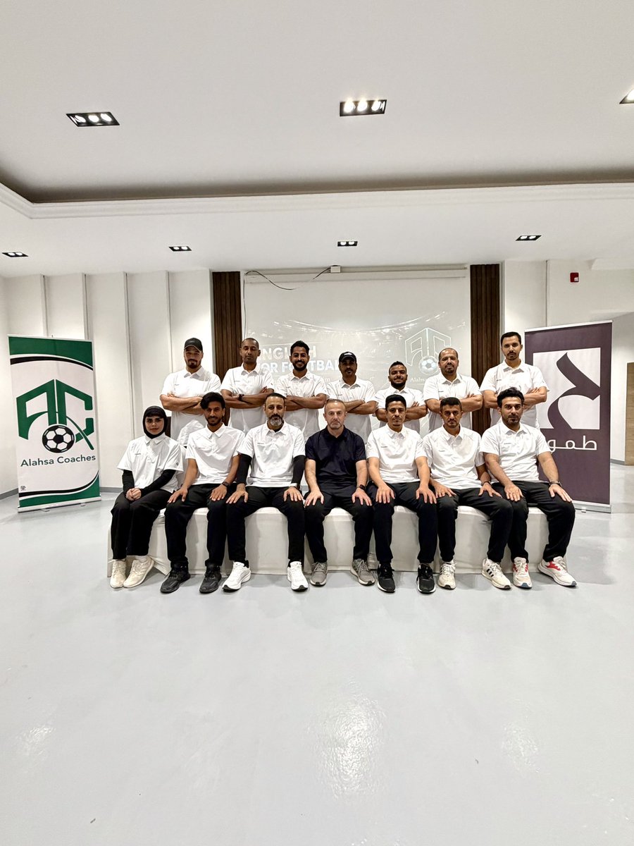 alahsacoaches's tweet photo. بالتعاون مع نادي الجيل @jeel_club ختام اخر ورش الموسم الانتقالي الحالي لمدربي الاحساء :
English For Football 
والتي قدمها الكابتن محمد الملحم بحضور ١٦ مدرب ومدربة .. https://t.co/htEXCxoMBV