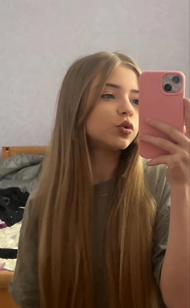 dasha_lonio's tweet photo. Do I look cute here? https://t.co/sVT9q8wPkH