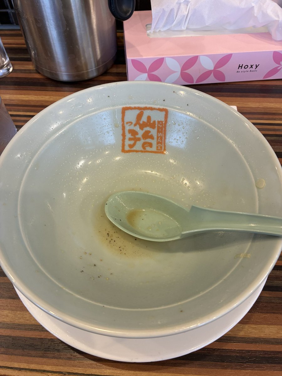 orb20man's tweet photo. ラーメンを食べたくて仙台まで来ました（片道330㌔）🍜

油味麺のお好みを全部普通にしたら薄く感じたけど昨日濃いの食べたからだろうな…
おろしニンニクと胡椒、ラー油少し足して激ウマ🐴 https://t.co/m6EqYHPT5x