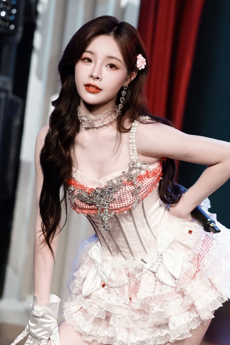 vrkop9's tweet photo. 毕业做了女主播后小姨更有韵味了，一颦一笑都透露出一股欲女感，仿佛趁姐姐不在家，偷偷勾引外甥然后吃干抹净的坏女人
“被榨干了可不要找你妈妈告状哦” https://t.co/860FfOPCex