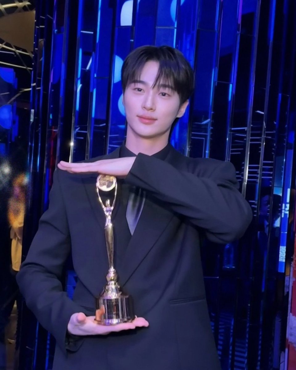 0nyourminee's tweet photo. Korean media headlined Byeon Wooseok as "IAN Daegun" during the Blue Dragon Series Awards 🔥🔥👑 https://t.co/BcrBTqse7M