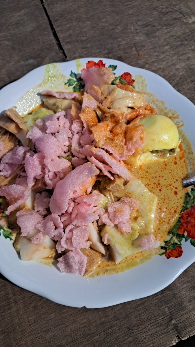 yuyureta's tweet photo. Aku nyoba makan lontong sayur dan ngak cocok dilidahku 😁

#zonauangㅤ https://t.co/iLCk9tMP9a