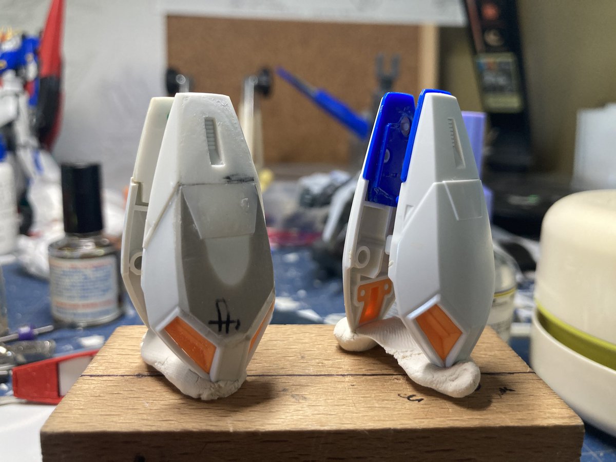 choo5669's tweet photo. 脚の形が気になって改造中。
元キットだとふくらはぎの横側にスラスターを後付けしてるけど、設定画を見るとスラスターが脚に付いててその上からカバーを付けたみたいな形。
なんか余計なことしてるかもしれない…
:(；ﾞﾟ'ωﾟ'):

#ゼータガンダム
#ウェイブライダー
#改造
#完全変形
#hg https://t.co/NCz8fHllmZ