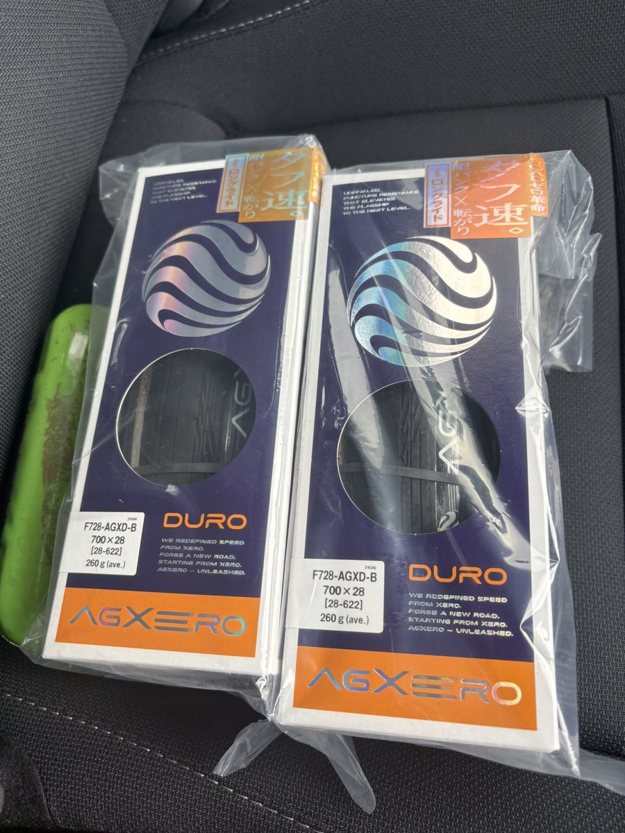 kdpmhz02's tweet photo. ニュータイヤAGXERO (エージーゼロ)DURO来た。
俺のフレームの限界サイズ。
なんか海外タイヤみたく溝入ってて安心感出たね。 https://t.co/hIyAoC1H2G