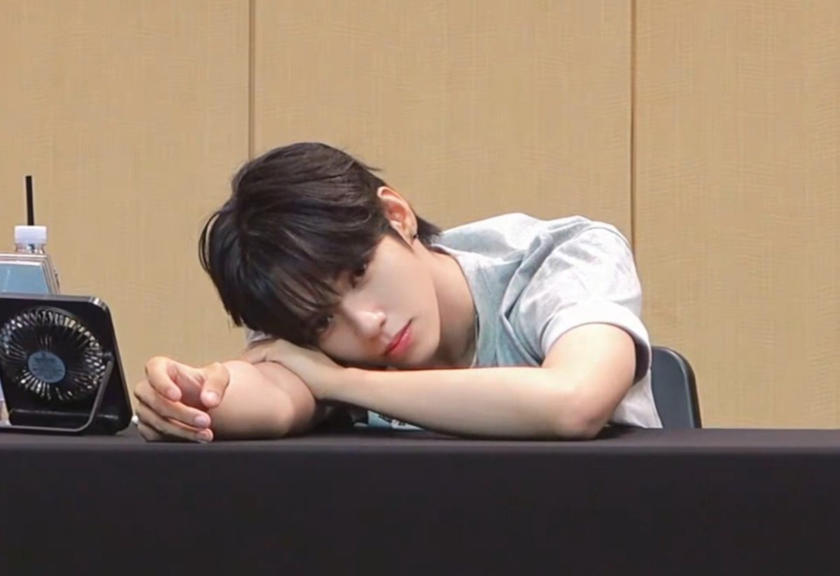 __eriwon's tweet photo. kung tatanungin niyo ako kung okay pa ako ang sagot ko po ay AGSHHSJAKAKAKJSJS

*pinader ang suntok* https://t.co/10QAGGzFXy