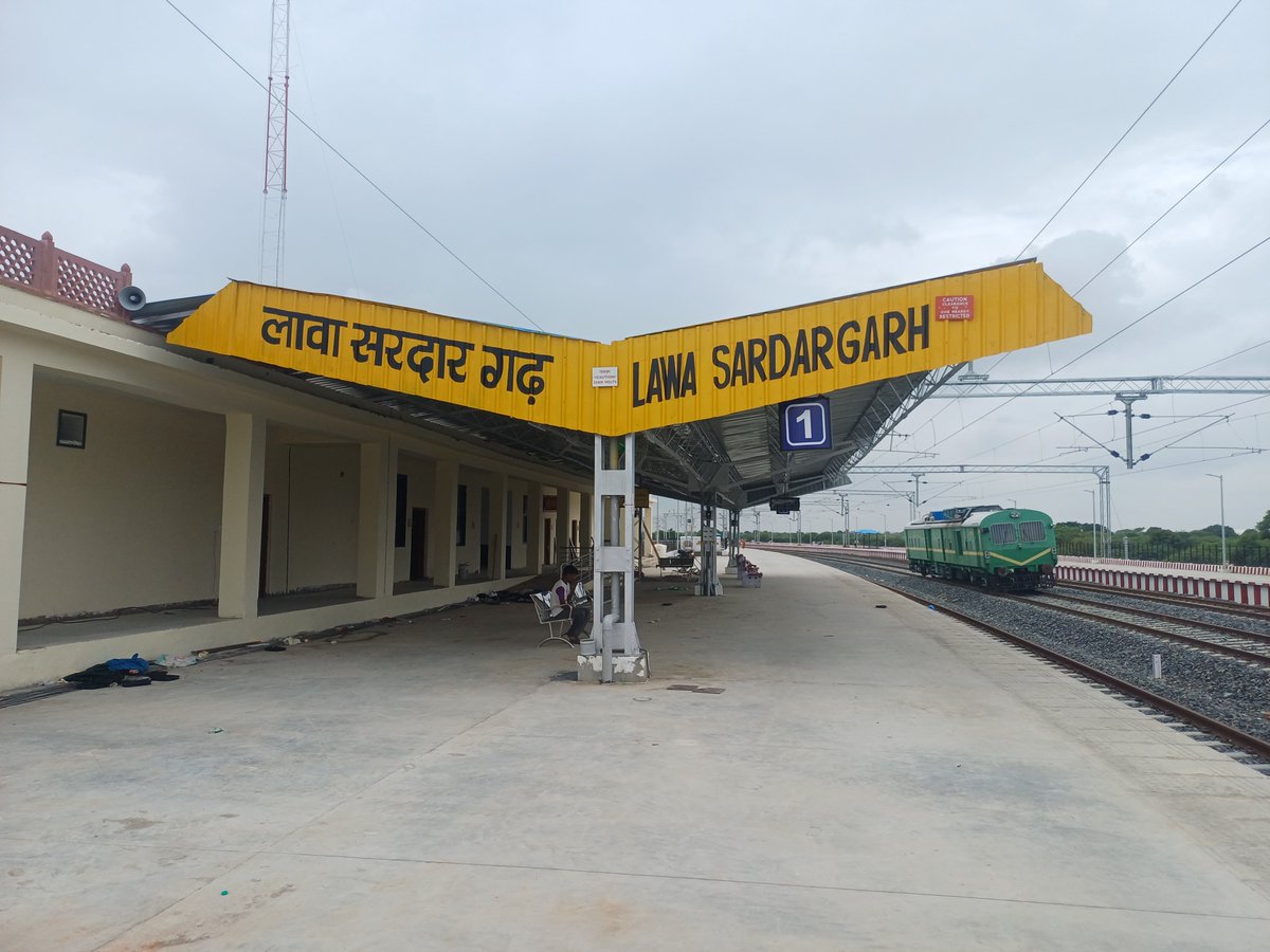 LSGSardarg7890's tweet photo. लावा सरदारगढ़ स्टेशन पर गुटखा, पान एवं तंबाकू खाकर गंदगी फैलाने वालों के विरुद्ध आवश्यक कार्रवाई की जाए। साथ ही, स्टेशन परिसर में "थूकने एवं गंदगी फैलाने पर जुर्माना लगाया जाएगा" का सूचना बोर्ड भी लगाया जाए। @DrmAjmer @NWRailways @GMNWRailway @RailwaySeva @RailMinIndia https://t.co/bxOwSqiUIO