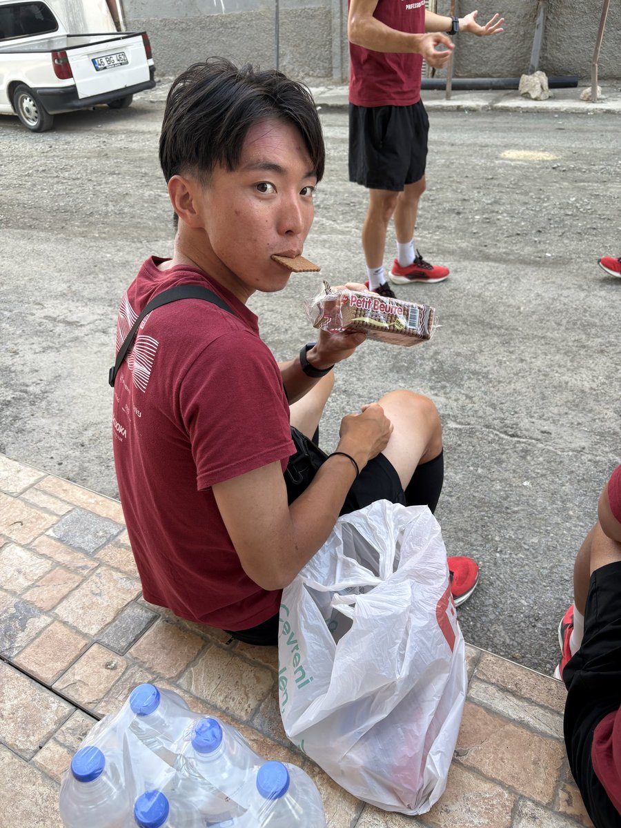 Takayan_mecha's tweet photo. トルコ遠征シリーズ「今日の○○」
今回は「今日のハルヒくん」でいこうと思います笑

移動中、ずっと食べてます笑 https://t.co/2qX6u6DCbr