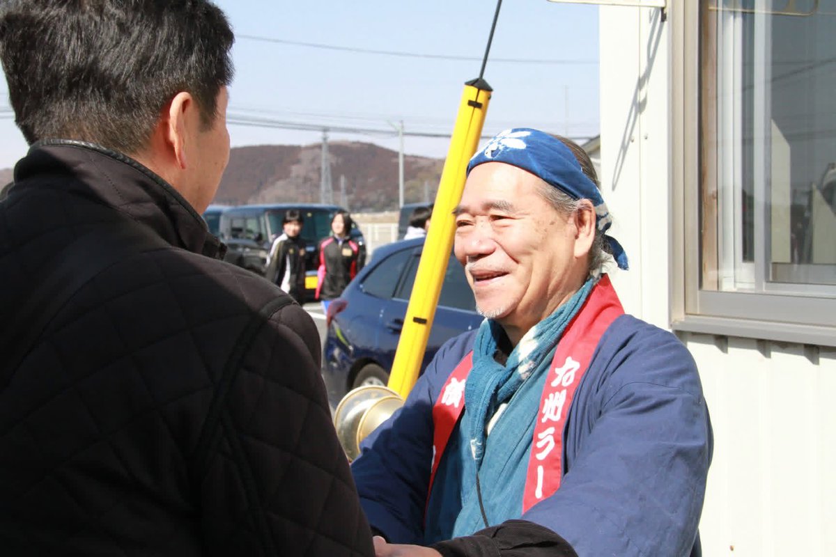 in20611840's tweet photo. ※当面の間このアカウントは熊本地震支援のページとして使用いたします。

【令和８年熊本地震支援活動】

みどりの会会長代行のフルサワです。

令和８年熊本地震に関しての支援活動を開始します。

まずは第一弾として募金活動を開始します。
振り込み先等の詳細は下記に書かせていただいておりますが
先にお預かりする支援金の行き先について書かせていただきます。

まず今回皆様からお預かりするのは、地震に関するボランティア活動で使用する「支援金」になります、「義援金」とは質が異なりますので、ご理解の上でお願いいたします。

我々は災害発生時にはなるべく現地との連絡を密にして情報を取った上で支援するのを常としているのですが、今回はいかんせん距離があります。

そこで今回は我々の協力団体である「九州ラーメン党」さんに支援金を送金し、現場で活動していただく事にしました。

濱田龍郎会長率いるラーメン党さんは熊本県益城町を拠点としており、１０年前の熊本地震の時には被災されたにも関わらず炊き出しを行なっていた団体です。

東北との縁も深く3.11以来我々とも何度となく石巻で一緒に炊き出しをした間柄で、私が最も信頼をおくボランティアの先輩です。

益城町は熊本市に隣接し今回も震度６強を記録していますが活動可能との事でした。

皆様からお預かりするお金を「現場で生きるお金」にするために、今回の支援金の行き先に決定させていただきました。

※我々「ボランティアサポート村山・みどりの会」は補助金や助成金に頼らず、参加者の割り勘と皆さまからの支援金で活動を続けております。

山形銀行
楯岡（たておか）支店
普通　848859
ボランティアサポートムラヤマ

※基本的にお振込みいただいた方は協力者様としてお名前をSNSで公表させていただきます、匿名希望の方はご連絡ください
※ご希望の方には領収書を発行いたします。

皆様からご協力よろしくお願いいたします🙇‍♂️