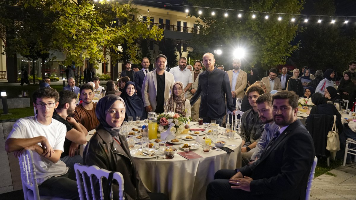 hakki_alkan's tweet photo. Yapay zeka çağında, öğrenci arkadaşlarımız kariyerlerini planlarken hangi üniversiteye gideceklerini belirlemeleri gerçekten kolay değil. 

Dün akşam, İbn Haldun Üniversitesi TercihFest '26 gala yemeğinde, 53 farklı şehirden gelen 716 öğrenci ile bir aradaydık. 

Üniversitenin rektörü Prof. Dr. Atilla Arkan hocamızın ve Mütevelli Heyeti Başkan Vekili Necmeddin Bilal Erdoğan'ın konuşmaları, öğrenciler tarafından dikkatle dinlendi.

İbn Haldun Üniversitesi, özellikle de sosyal bilimler alanında yaptığı ilerlemelerle, öğrencilerin radarında.