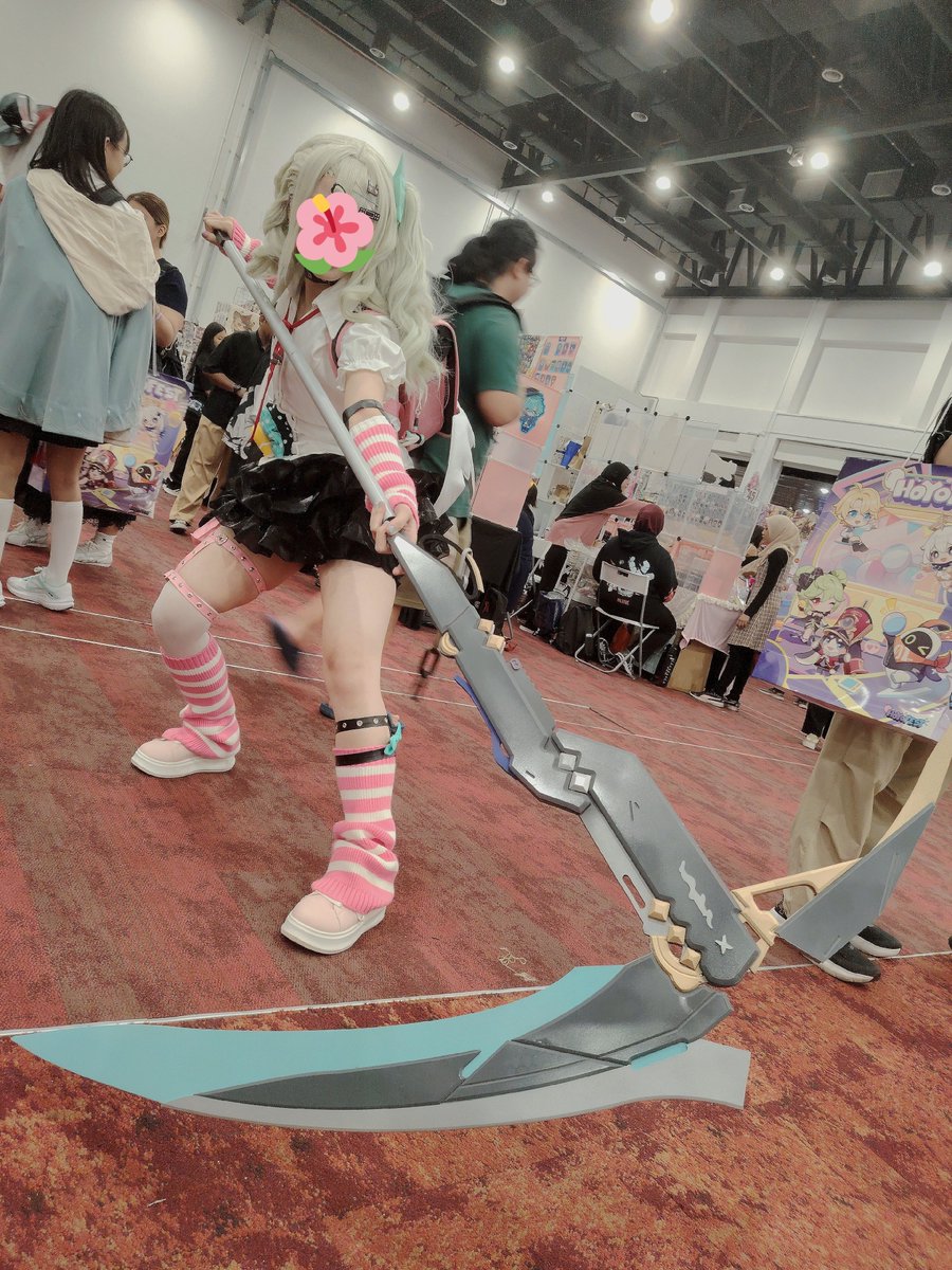 Rachii_Chan's tweet photo. Sunna and Hugo's weapon that's almost twice her size https://t.co/VT0PB6SUpD