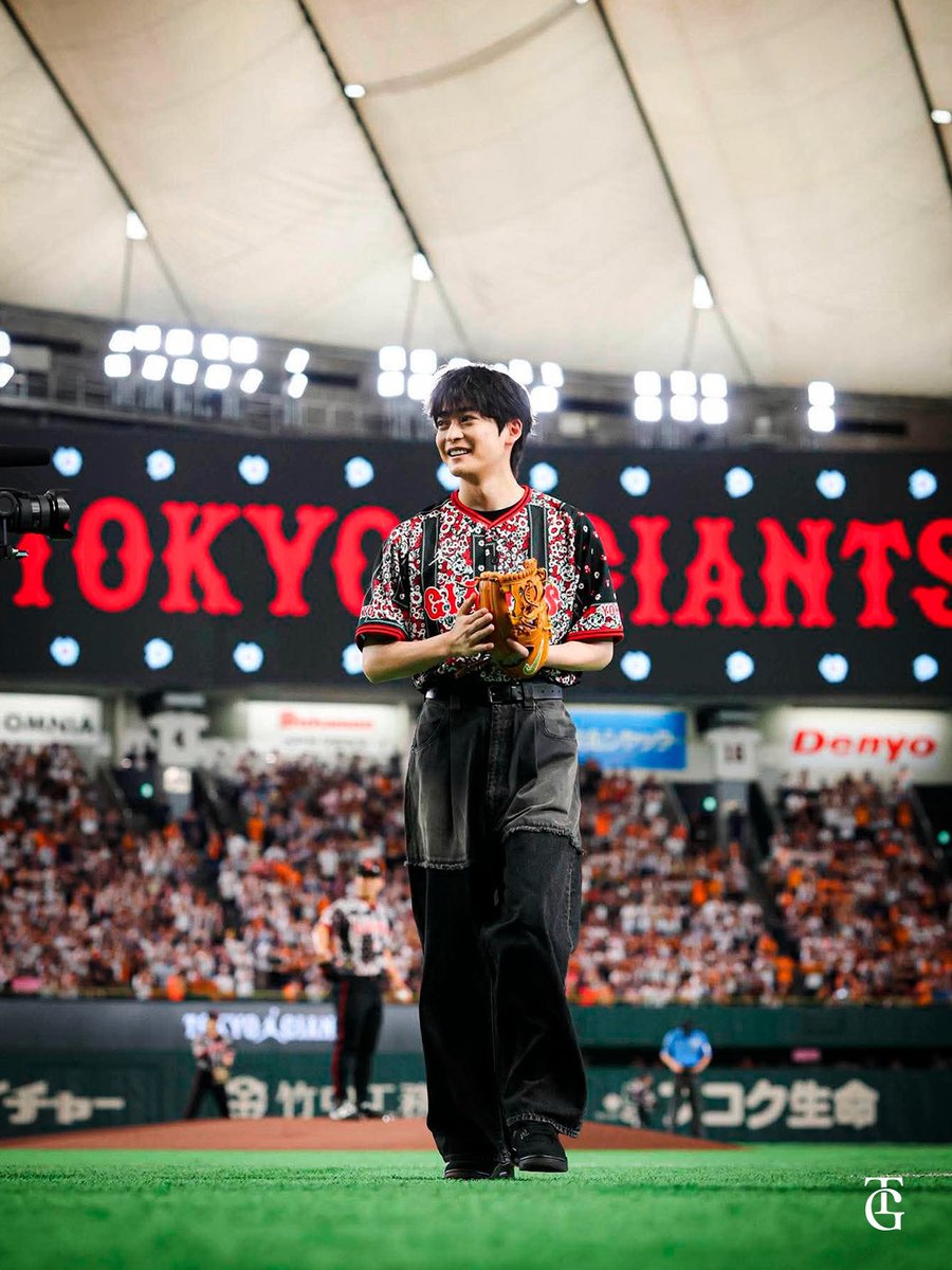 TokyoGiants's tweet photo. 【一軍】巨人 1-2 DeNA

「JORDAN GAME DAY」🌹

#高橋文哉 さんがセレモニアルピッチを務めました✨
https://t.co/f9hj2jrE4s https://t.co/pdof0UYGdt
