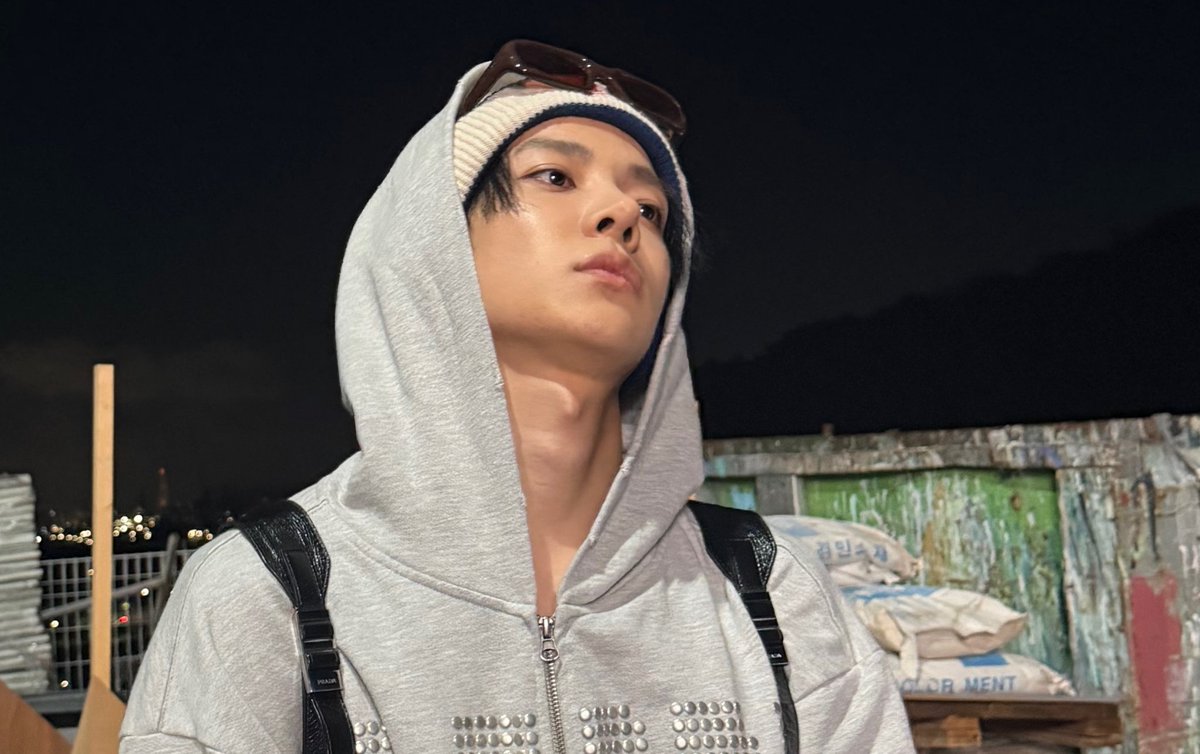 cuddlyheeseung's tweet photo. i was so focused on admiring him that i just realized his hair is freaking BLACK 🖤😭 https://t.co/733CXf3Mx4