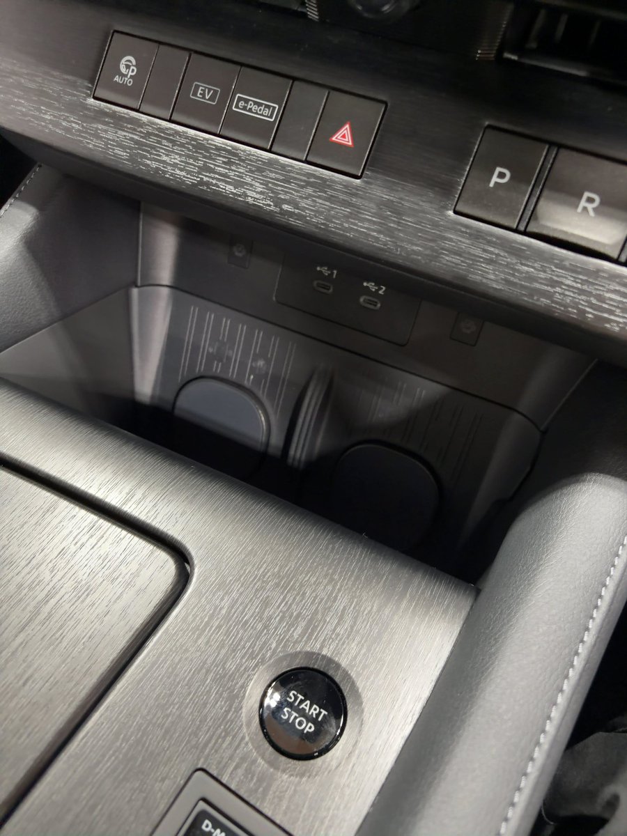 rockroll696's tweet photo. エルグランド、ワイヤレス充電がツインqi2のMagSafe対応になってておおってなった https://t.co/KGYmZOWjN8