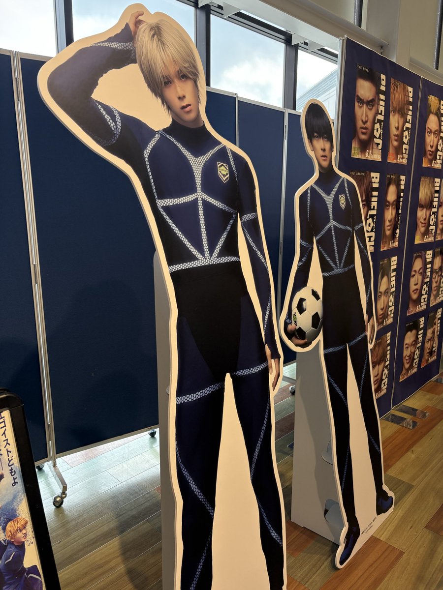utoman35's tweet photo. 柏のアリオの衣装はクニガミとグリムでした😆
てっきり文哉くんかと思ってたらまさかのお二人でした☺️
文哉くんのサイン見れて幸せでした♡
沢山買って応募して帰ります！

#高橋文哉
#柏アリオ
#ブルーロック https://t.co/s0kAqfU4Oa