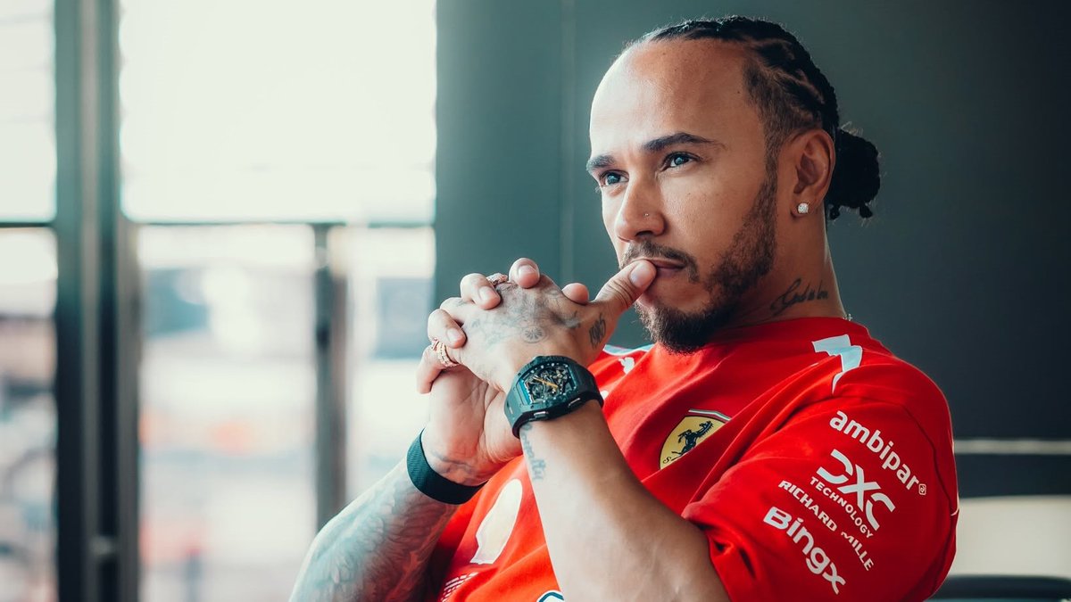 SoyMotor's tweet photo. 🚨EL NUEVO NEGOCIO DE LEWIS HAMILTON YA ESTÁ EN MARCHA🚨

👉El británico ha inaugurado su primera tienda de cromos en Frankfurt

👉Recibe el nombre de 'Card Culture by Lewis Hamilton' y abrirán más establecimientos en Europa, Australia, Oriente Medio y Asia

🗣️"Recuerdo estar en el colegio y la emoción de abrir los paquetes de cromos. Era una comunidad pequeña, pero estábamos unidos por nuestra pasión por el deporte y los cromos"