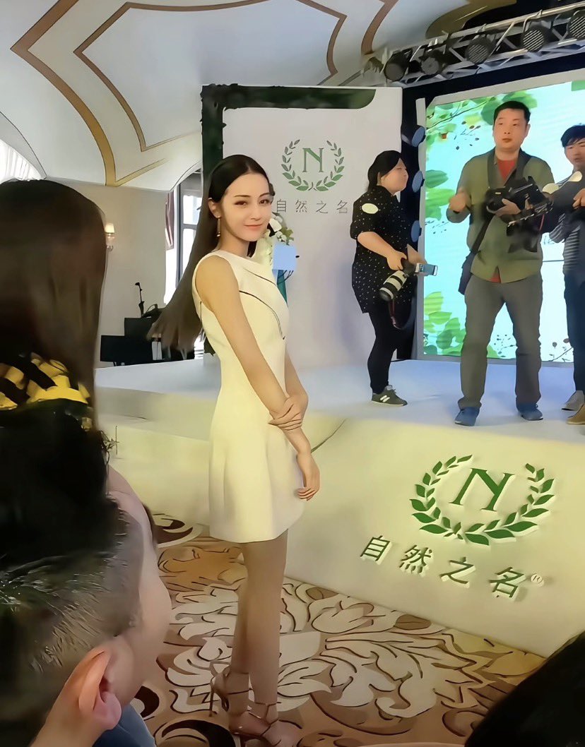 dilrebainmysoul's tweet photo. 这张照片是你第一个代言的第一次活动
当场有六个粉丝去现场举灯牌把你感动哭了，因为当时刚出道演的都是饰演的配角根本没想到会有粉丝专门为你而来…直至今日你已经成为了顶流，但你还是那个会因为看到粉丝哭而共情落泪，会小心翼翼接住每一份真心的真诚敏感温柔的小女孩。 https://t.co/U63ysbUpak