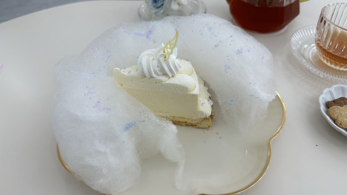 ringo2001's tweet photo. プレオープン最終日！
今日は「雲を切り取ったチーズケーキ」と「もわるークリームソーダ」のいちごみるくバージョン。
雲をかき分けてチーズケーキが現れます。
https://t.co/3QtrrCjjcZ https://t.co/mYqW4dlJkD