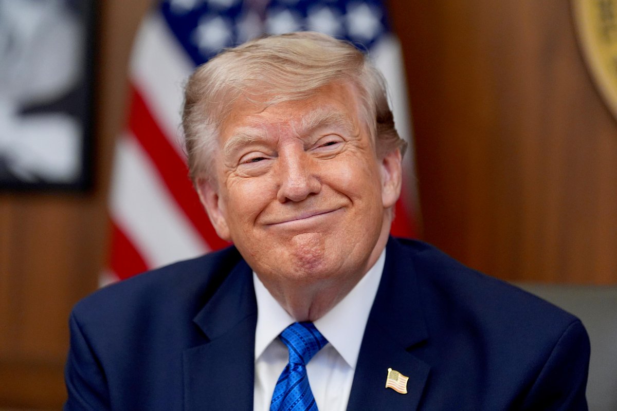 SputnikMundo's tweet photo. 🇺🇸🤑 100.000 dólares por unos minutos de ventaja: el nuevo negocio de Trump con Wall Street

El presidente de EEUU encontró una nueva forma de monetizar su presencia en redes sociales: según medios occidentales, su empresa ofrecerá a operadores de Wall Street acceso anticipado y exclusivo a sus publicaciones en Truth Social a cambio de 100.000 dólares. La iniciativa se canaliza a través de un servicio denominado Truth API, diseñado para dar a firmas bursátiles información privilegiada antes de que llegue al público general.

💵 La empresa Trump Media & Technology Group, dueña de la plataforma, también ofrece paquetes con descuento de hasta 60.000 dólares al mes para quienes se suscriban por tres años. La iniciativa responde a un patrón ya conocido: las publicaciones del mandatario en su red social han movido en más de una ocasión el desempeño de las acciones y sectores enteros.

Analistas han cuestionado la propuesta por su parecido con el manejo de información privilegiada y por el potencial perjuicio que representa para los pequeños inversores, quienes no tendrían acceso a esa ventana anticipada.

Los expertos piden cautela ante un esquema que mezcla la figura presidencial con intereses comerciales directos, en momentos en que el peso de sus palabras sobre Wall Street sigue siendo determinante.