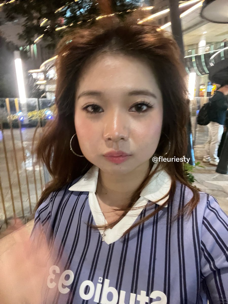 fleuriesty's tweet photo. hack dari MUA korea! 

makeupku jadi jauh lebih flawless dan nyatu ke kulit. ternyata hack ini juga sering dipake buat idol yang harus tampil berjam-jam tapi base makeupnya tetep cakep.

hacknya simpel banget: campur essence ke foundation.

aku udah coba sendiri dan ini beneran works 😭 hasilnya lebih nyatu, gak keliatan dempul, dan tahan berjam-jam.