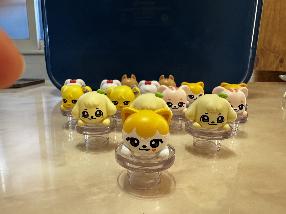 a_mondbliz_'s tweet photo. 아... 너무 킹받아... 
미니브 군단 가랏!
응원봉참 어떻게 빼여...? 알려주세요...

#아이브
#미니브
#minive
#IVE https://t.co/WSI1cLzNW5