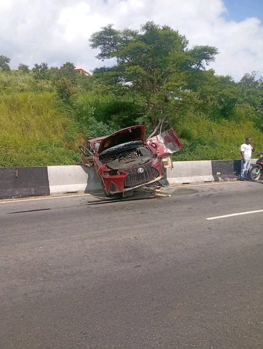 Auto_poacher's tweet photo. This happened at Akwanga road from Abuja, if you know this guy or the car pls check on him at federal university teaching hospital lafia. https://t.co/mnDmePlSqQ
