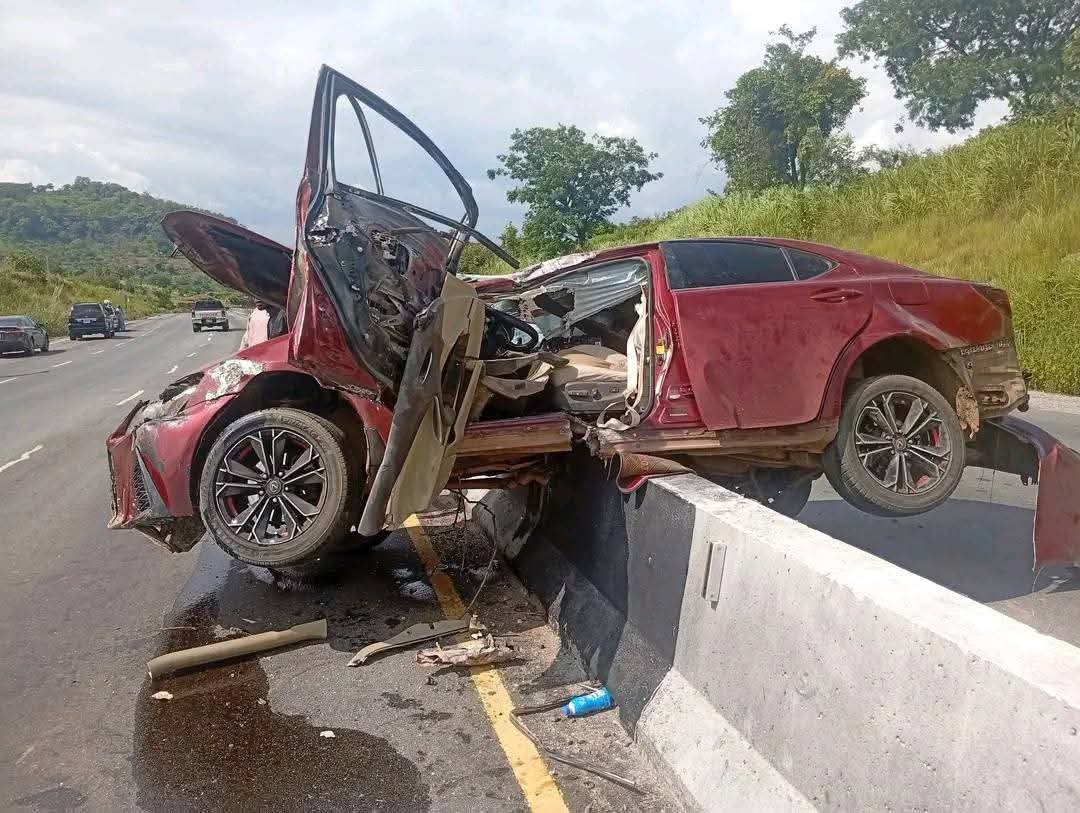 Auto_poacher's tweet photo. This happened at Akwanga road from Abuja, if you know this guy or the car pls check on him at federal university teaching hospital lafia. https://t.co/mnDmePlSqQ