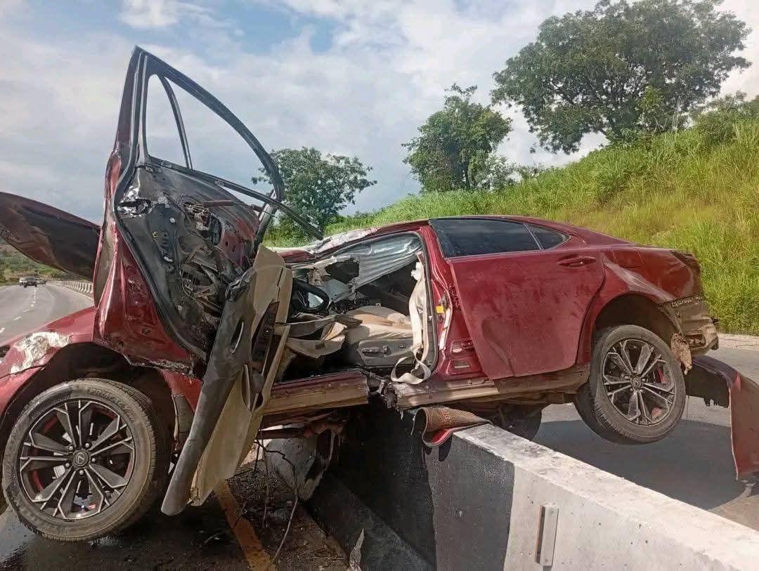 Auto_poacher's tweet photo. This happened at Akwanga road from Abuja, if you know this guy or the car pls check on him at federal university teaching hospital lafia. https://t.co/mnDmePlSqQ