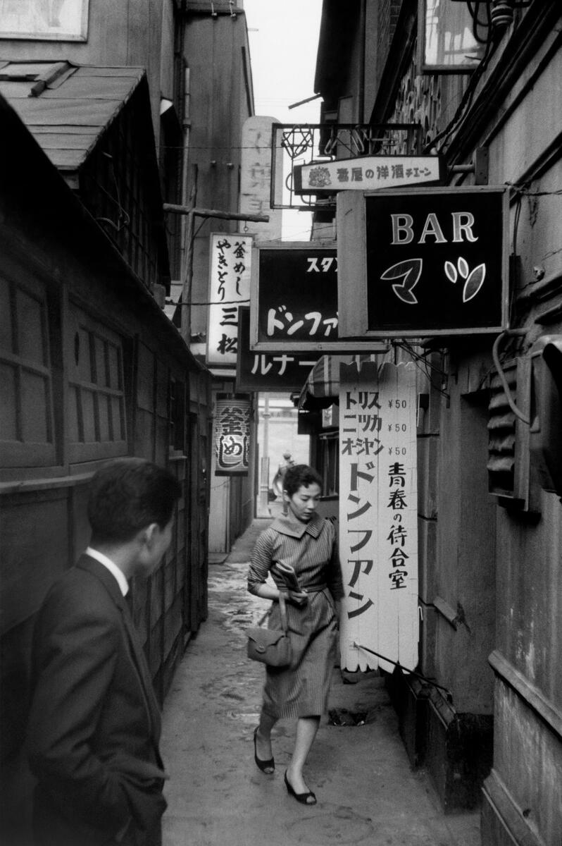 eyeonaxis's tweet photo. Yurakucho, Tokyo, Japan, 1958, by Marc Riboud https://t.co/j39RYDzLAi