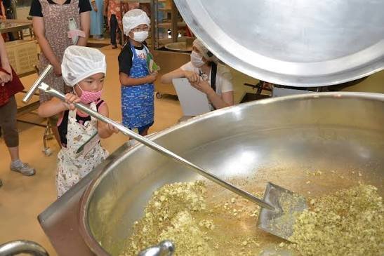 ejrlch's tweet photo. @Izumi_Sunagawa 左翼の世間知らずと言ってやれ。
兄の給食会社で使用している正真正銘
給食調理器具です。土木工具代用でなく専用器具。長柄スコップに長柄の杓にフォークだ。保健所も認めている調理器具です。文句あるか。専用の消毒剤で漬け置きして洗浄します。ステンレス製でシャベルが1本5万円位します。 https://t.co/IGD6rB1c4k